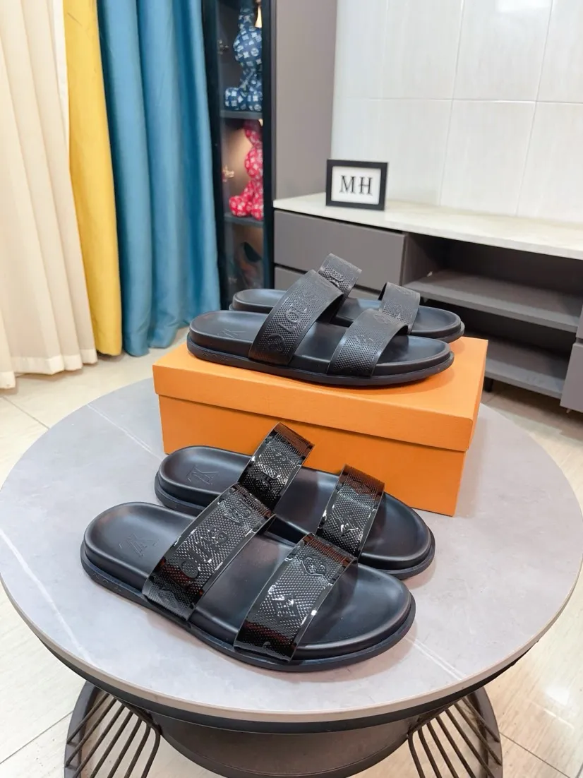 Ex-factory price 320🌹🌹 (lv-Louis Vuitton) new men's sandals, high-end boutique, exquisite embossed logo decoration on the upper, fine workmanship, super soft soles, casual, loose and comfortable, a must-have in summer! \nsize：38-44